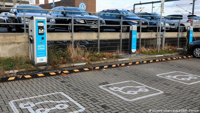 Parktaschen und Ladestationen für Elektroautos am Hauptbahnhof in Wolfsburg Niedersachsen, im Hintergrund das VW Werk