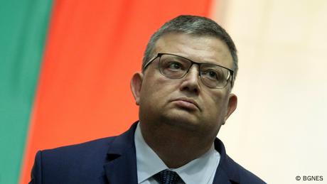 Шефът на Антикорупционната комисия Сотир Цацаров изненадващо обяви че напуска