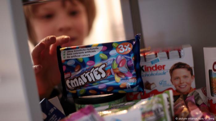 Ein Kind greift in den Süßigkeitenschrank (picture-alliance/dpa/O. Berg)