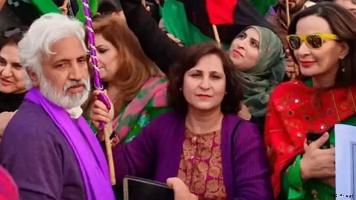 نعيم ميرزا أحد ابرز المدافعين عن حقوق المرأة في باكستان.