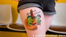 Немецкая девушка сделала татуировку с колбасой (фото)
