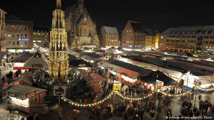 Germany, aerial view of the Christmas Market in Nuremberg at night (picture-alliance/dpa/D. Ebner)