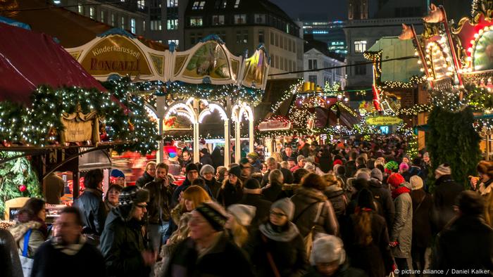 Hamburg Historischer Weihnachtsmarkt auf Rathausmarkt (picture alliance / Daniel Kalker)