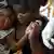 Ein verletztes haitianisches Mädchen wird medizinisch versorgt (Foto: AP)
