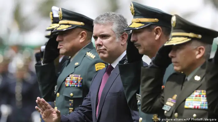 Kolumbiens Präsident Ivan Duque (Mitte) und Verteidigungsminister Luis Fernando Navarro (links) in Bogotá im November 2019