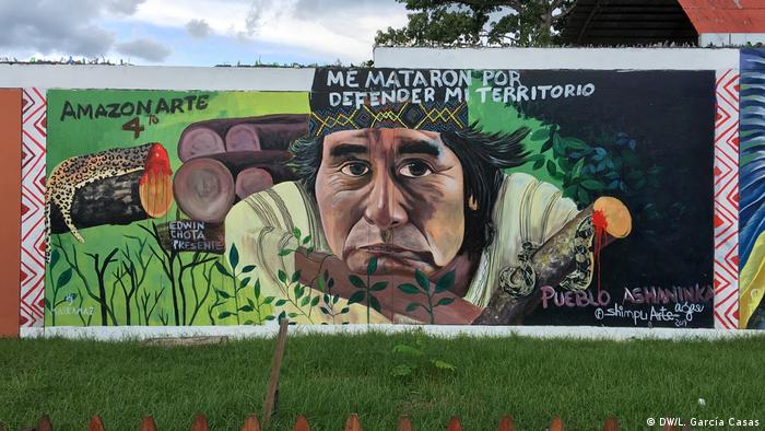 Mural en honor a Edwin Chota, líder defensor de los derechos indígenas asesinado en Perú.