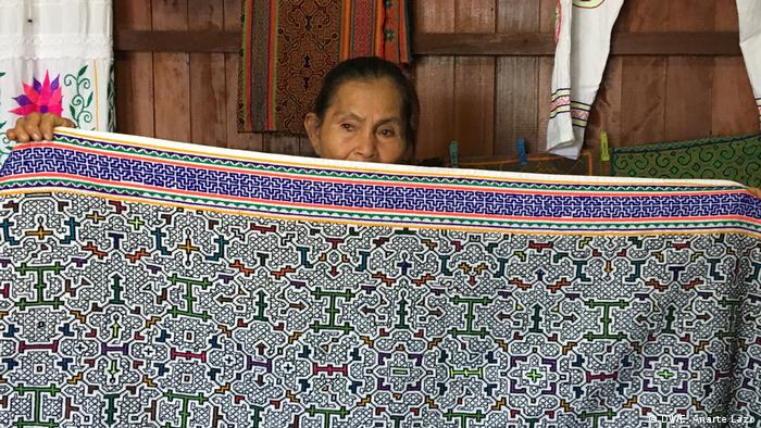 Artesanía shipibo: tela hilada según la tradición de las mujeres indígenas.