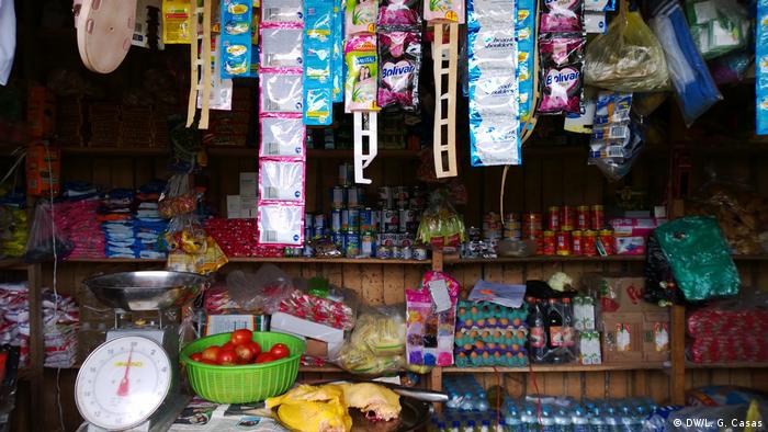 Tienda que vende galletas, especias y huevos, entre otros artículos, en la comunidad indígena de Santa Clara de Uchunya.