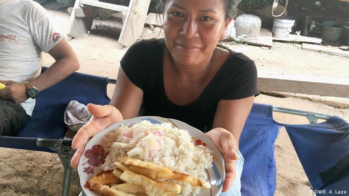 Cocina de la la comunidad indígena de Santa Clara de Uchunya: yuca frita con arroz y pescado.