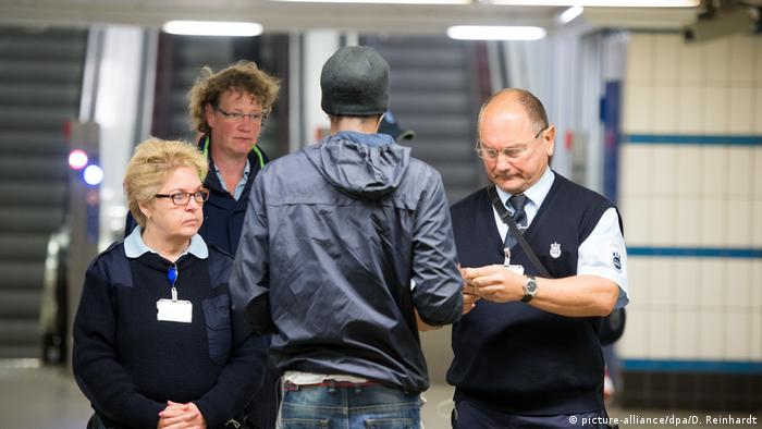 Контрольори проверяват пътник в хамбургското метро