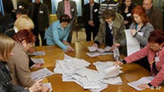 Комиссия ведет подсчет голосов избирателей
