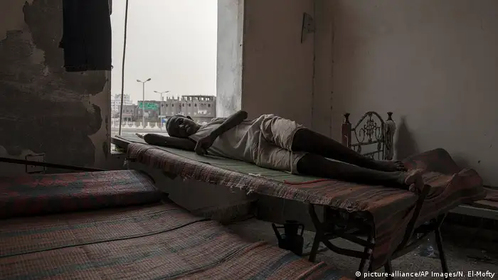 Äthiopischer Flüchtling auf einer Liege im Yemen (picture-alliance/AP Images/N. El-Mofty)