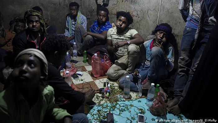 Äthiopische Migranten kauen Qat (picture-alliance/AP Images/N. El-Mofty)
