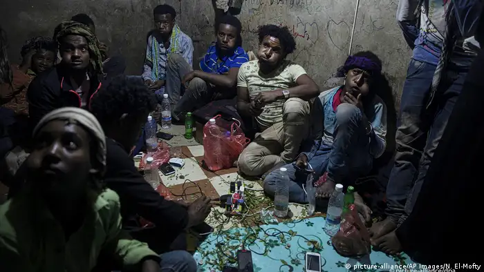 Äthiopische Migranten kauen Qat (picture-alliance/AP Images/N. El-Mofty)