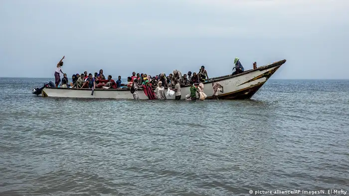Yemenitische Flüchtllinge auf einem Schiff auf der Flucht (picture-alliance/AP Images/N. El-Mofty)