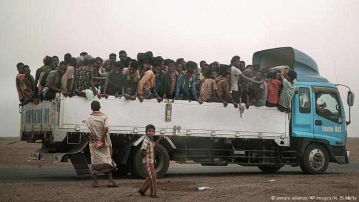 Yemenitische Flüchtlinge auf einem Lastwagen (picture-alliance/AP Images/N. El-Mofty)