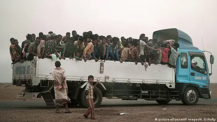 Yemenitische Flüchtlinge auf einem Lastwagen (picture-alliance/AP Images/N. El-Mofty)