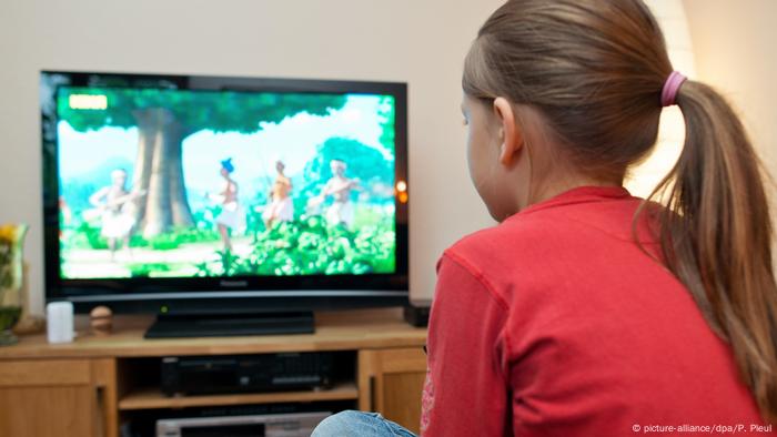 Jeune fille regardant un dessin animé à la télévision