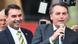 Flávio Bolsonaro aparece ao lado de seu pai, Jair Bolsonaro, que fala ao microfone Flávio Bolsonaro aparece ao lado de seu pai, Jair Bolsonaro, que fala ao microfone