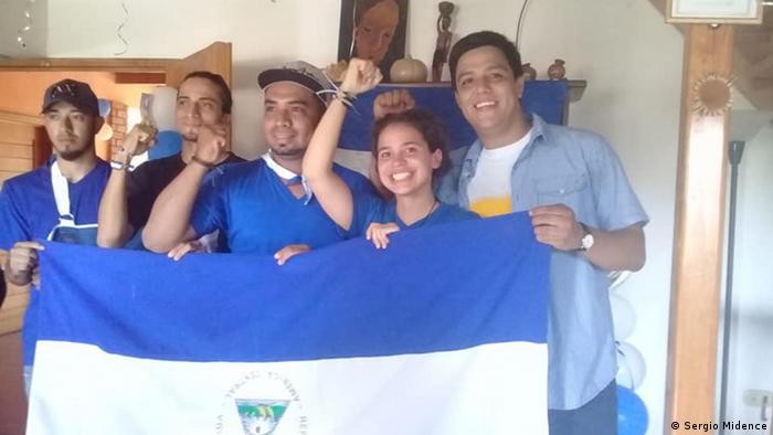 Amaya Coppens junto a Sergio Midence (derecha) y otros jóvenes celebran su excarcelación el 11 de junio de 2019. 