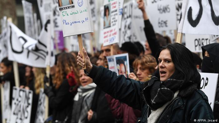 Paris Demonstration gegen Frauenmorde und Gewalt gegen Frauen