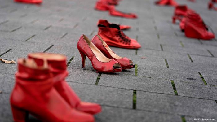 Rote Schuhe bei Demo Gegen Gewalt gegen Frauen in Brüssel (AFP/K. Tribouillard)