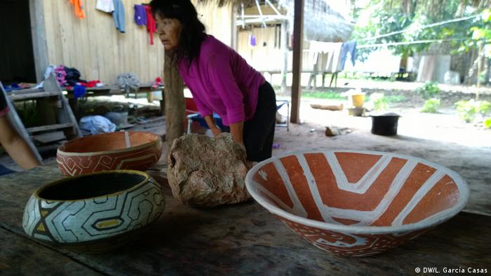 Cuenco de la artesanía shipibo en la comunidad indígena de Santa Clara de Uchunya.