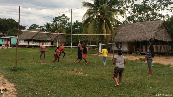 Partido de vóleibol entre mujeres de la comunidad de Santa Clara de Uchunya.