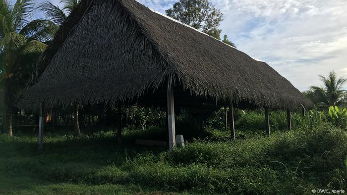 Templo con techo de paja y pilares de madera en la comunidad indígena de Santa Clara de Uchunya.