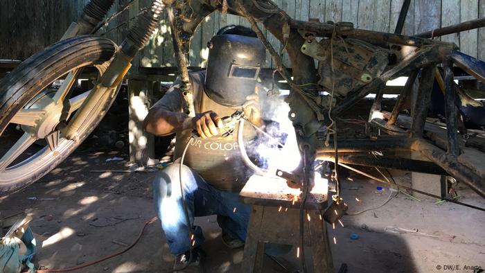 Neiser, un mecánico de la comunidad de Santa Clara de Uchunya, hace trabajos de soldadura.