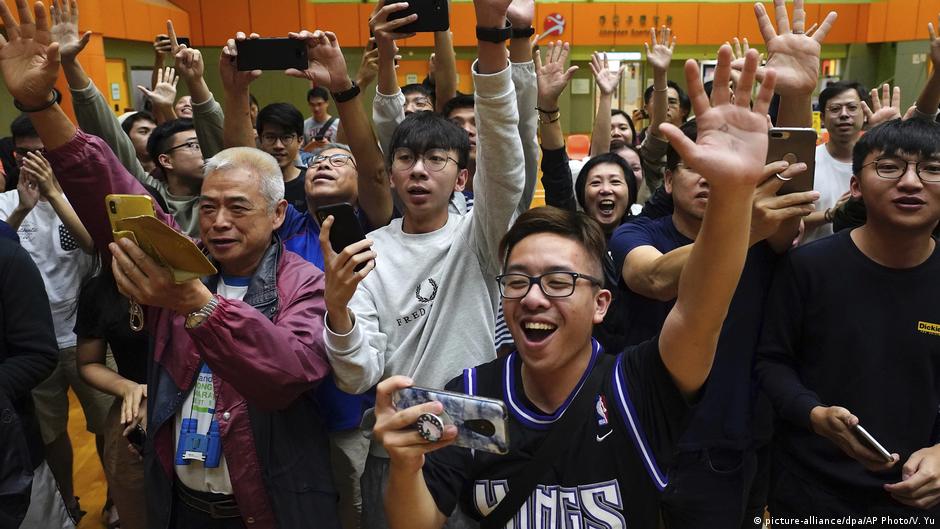 香港区议员宣誓在即 港媒：恐有230人遭DQ | 德国之声 来自德国 介绍德国 | DW - Vimarsana News