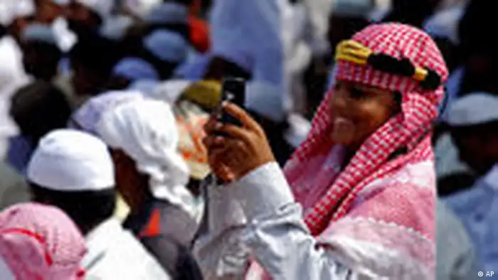 Handy Mobile muslimischer Junge (AP)