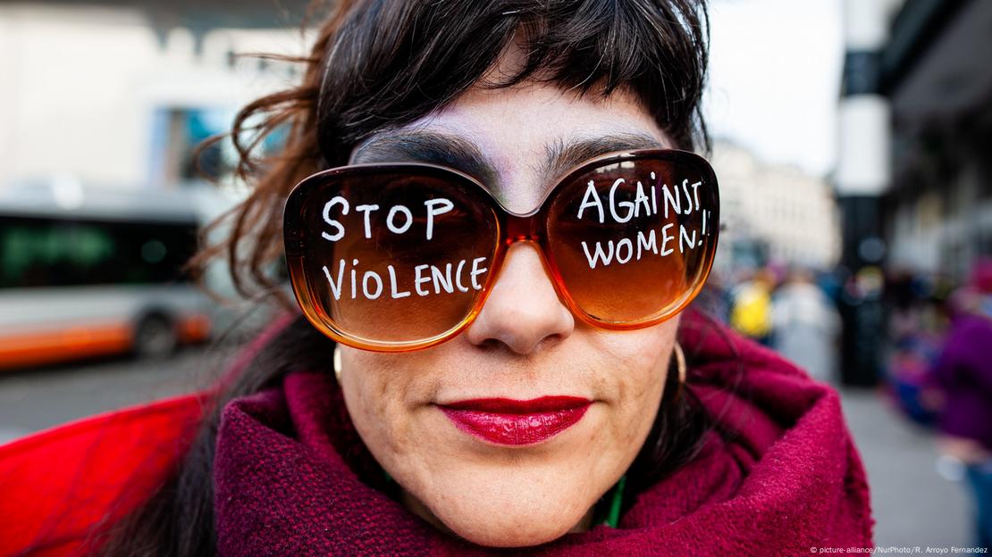 Жена во Брисел носи очила на кои е напишано „Стоп за насилството вра жените“ (архивска фотографија)