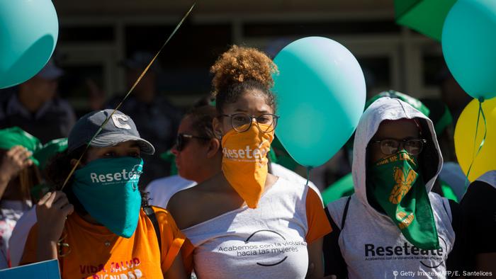 Protestierende Frauen in Santo Domingo (Getty Images/AFP/E. Santelices)