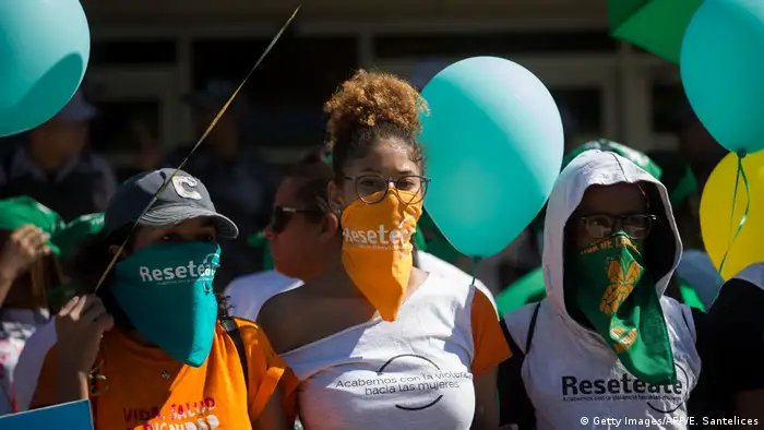 مظاهرة نسائية في عاصمة جمهورية الدومنيكان، سانتو دومينغو، مناهضة للعنف ضد المرأة