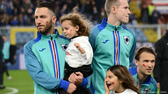 Italienische Fußballer mit roten Streifen im Gesicht (Getty Images/P. Rattini)