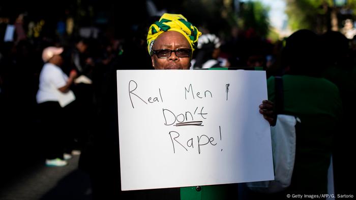 Südafrika: Frauen protestieren in Johannes nach Mord an Uyinene Mrwetyana (Getty Images/AFP/G. Sartorio)