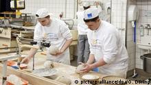 Bäcker während der Berufsausbildung, Bäckerinnung Rhein-Ruhr, Düsseldorf, Nordrhein-Westfalen, Deutschland, Europa | Verwendung weltweit, Keine Weitergabe an Wiederverkäufer.