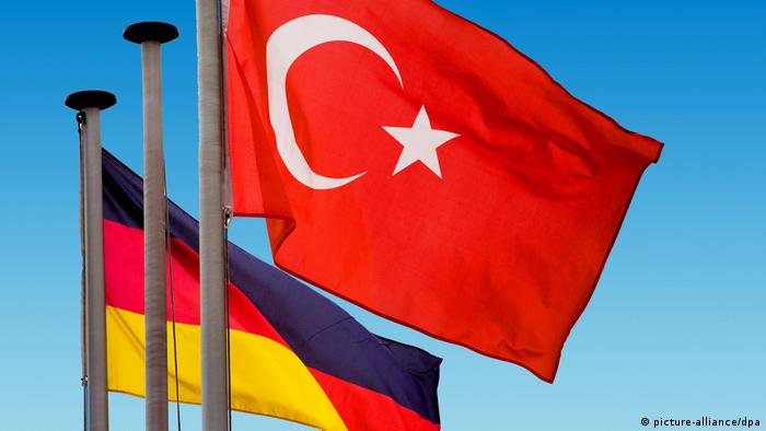 Symbolbild | Türkische und deutsche Nationalflaggen wehen vor blauem Himmel