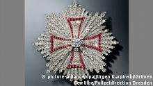 HANDOUT - 25.11.2019, Dresden: Die undatierte, am 25.11.2019 von der Polizeidirektion Dresden herausgegebene, Aufnahme zeigt einen Bruststern des Polnischen Weißadlerordens. In Dresdens Schatzkammer ist am frühen Morgen eingebrochen worden. Der Einbruch betrifft den historischen Teil der wertvollen Sammlung. Der Bruststern des polnischen Weißen Adler-Ordens in den Abmessungen 15,5 x 15,5 Zentimeter wurde zwischen 1746 und 1749 von Goldschmied Jean Jacques Pallard (1701-1776) aus
Brillanten, Rubine, Gold, Silber geschaffen. Foto: Jürgen Karpinski/Grünes Gewölbe/Polizeidirektion Dresden/dpa - ACHTUNG: Nur zur redaktionellen Verwendung und nur mit vollständiger Nennung des vorstehenden Credits +++ dpa-Bildfunk +++ | Verwendung weltweit