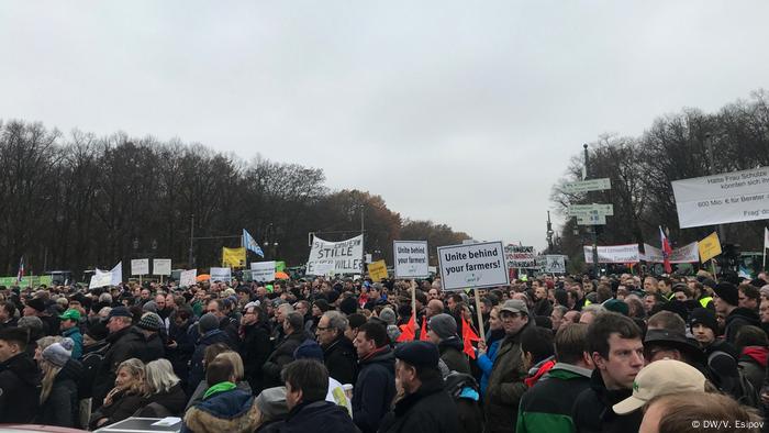 Rozlyucheni Nimecki Fermeri Na Traktorah Dijshli Do Berlina Fotoreportazh Podiyi Ekonomiki Ocinki Prognozi Komentari Z Nimechchini Ta Yevropi Dw 26 11 2019