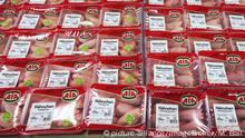 Hähnchenschenkel und Hähnchenflügel in Plastik verpackt im Supermarkt, München, Oberbayern, Bayern, Deutschland, Europa | Verwendung weltweit, Keine Weitergabe an Wiederverkäufer.