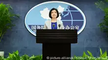 (191127) -- BEIJING, Nov. 27, 2019 (Xinhua) -- Zhu Fenglian, new spokesperson for the State Council Taiwan Affairs Office, answers questions at a press conference in Beijing, capital of China, Nov. 27, 2019. Zhu Fenglian made her first public appearance at the press conference Wednesday. Zhu is the seventh spokesperson and the second spokeswoman for the office since it started holding press conference in 2000. (Xinhua/Chen Yehua) | Keine Weitergabe an Wiederverkäufer.