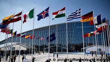 ARCHIV - Die Flaggen der Nato-Mitgliedsstaaten werden am 25.05.2017 in Brüssel beim Nato-Gipfel bei der feierlichen Übergabe des neuen Nato-Hauptquartiers gehisst. (zu dpa Nato legt Termin für Umzug ins neue Hauptquartier fest vom 14.12.2017) Foto: Kay Nietfeld/dpa +++(c) dpa - Bildfunk+++ | Verwendung weltweit
