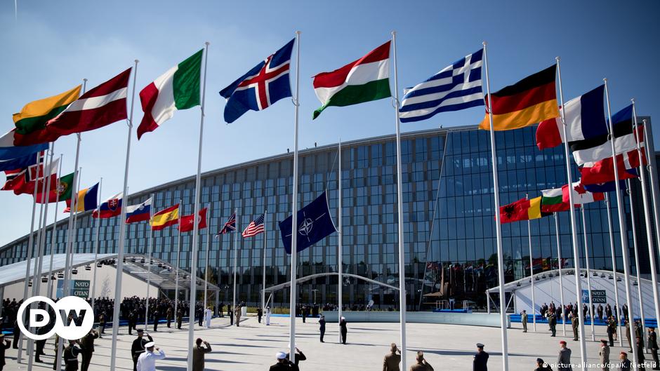 NATO weist acht russische Diplomaten aus