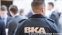 27.11.2019, Hessen, Wiesbaden: Ein Sicherheitsmann des BKA steht im Foyer der Halle. Die Tagung beschäftigt sich schwerpunktmäßig mit dem Thema Hasskriminalität. Foto: Boris Roessler/dpa | Verwendung weltweit