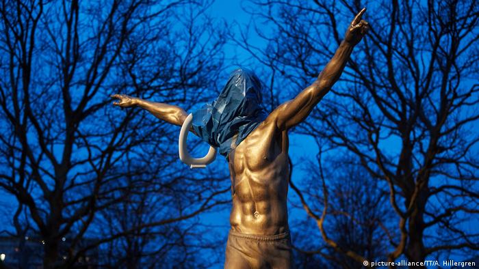 Schweden Zlatan Ibrahimovic Statue in Malmö