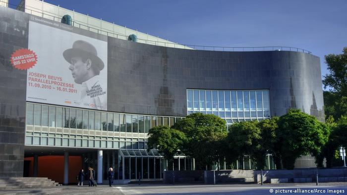 Außenansicht des K20-Kunstmuseum mit geschwungener Fassade aus schwarzem Granit (Foto: picture-alliance/Arco Images).