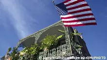 Schmiedeeiserne Balkone geschmueckt mit Farnen im Franzoesischen Viertel, USA, Louisiana, New Orleans | AMERICAN FLAG & WROUGHT IRON BALCONY in the FRENCH QUARTER, USA, Louisiana, New Orleans | Verwendung weltweit