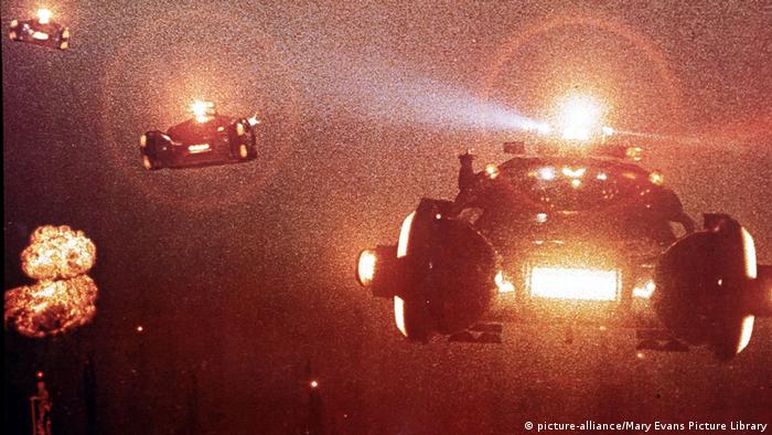 Film Blade Runner von 1982: fliegende Streifenwagen (picture-alliance/Mary Evans Picture Library)